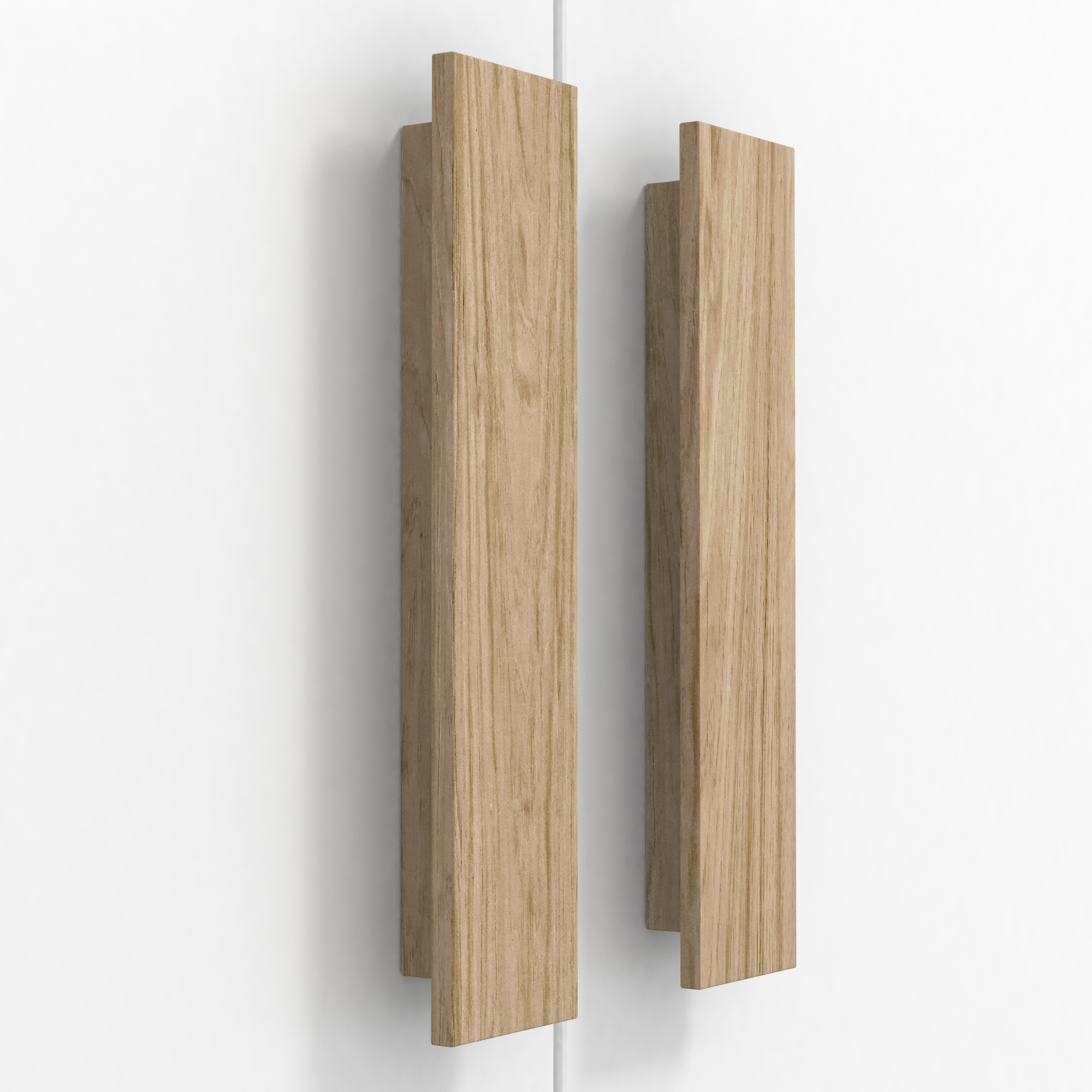 Zwei längliche Holzgriffe in hellem Buchenholz. Die Griffe sind parallel zueinander an einer weißen Oberfläche montiert. Sie haben eine moderne, geradlinige Form mit leicht abgerundeten Kanten und zeigen eine natürliche Holzmaserung.