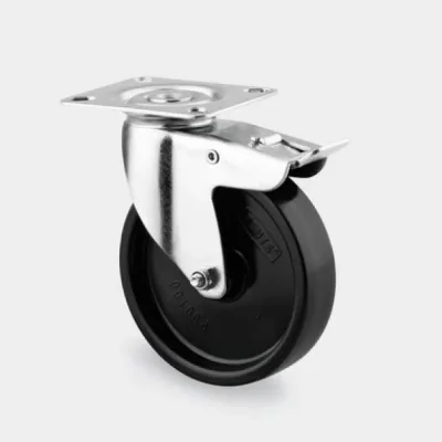 Bürostuhlrolle in schwarzer Ausführung mit robustem Metallgehäuse. Die Rolle besteht aus einem schwarzen Kunststoffrad mit einer verchromten Halterung und integrierter Bremsfunktion. Die Montageplatte ist quadratisch und aus stabilem Metall gefertigt.
