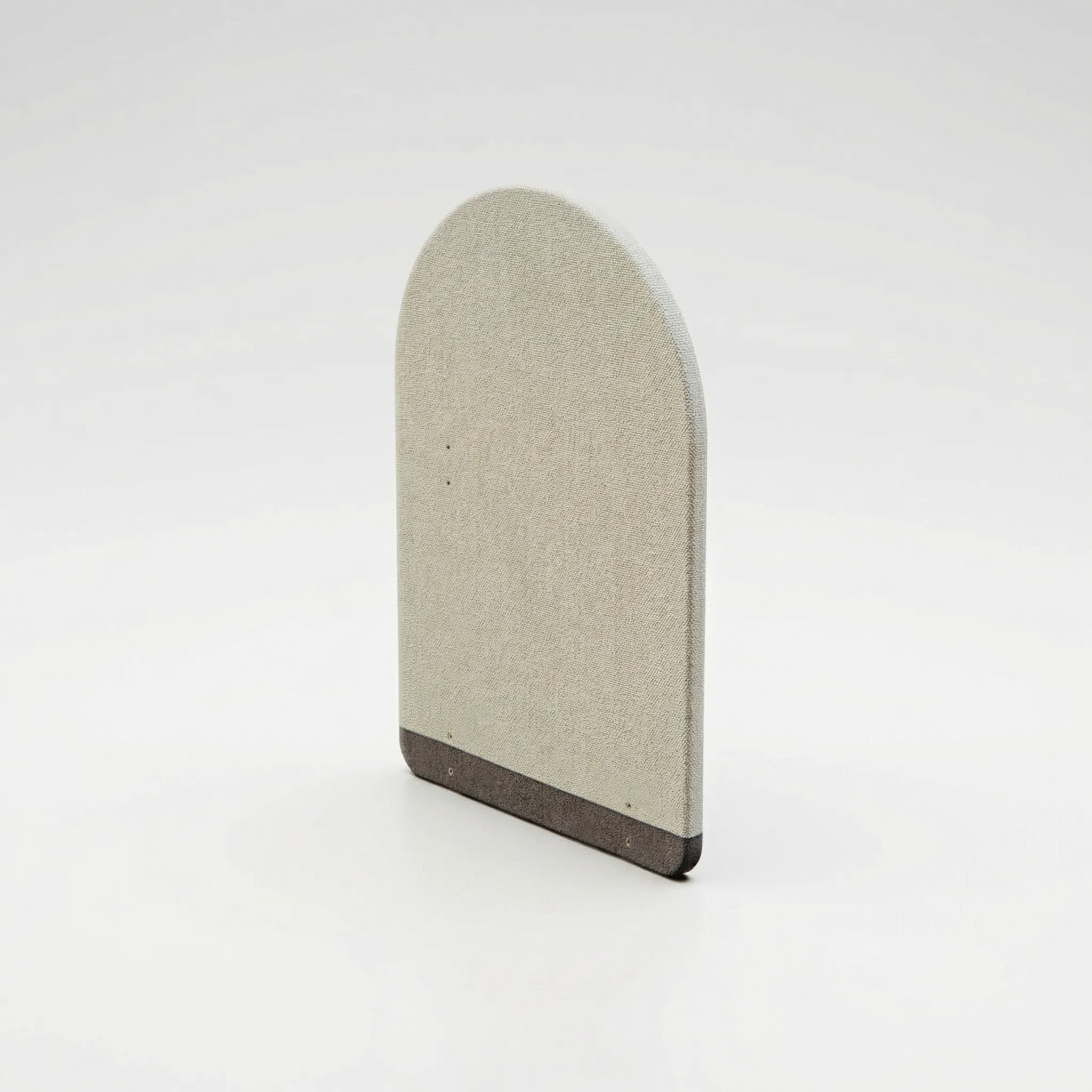 Bogenförmige gepolsterte Akustik-Trennwand in Beige mit dunkelgrauem Fußsaum, Schrägansicht