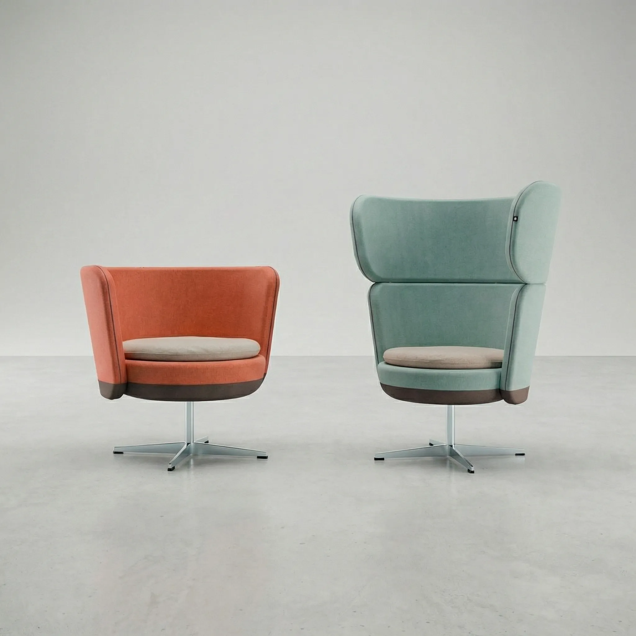 Zwei drehbare Loungesessel mit Aluminium-Fußkreuz nebeneinander: niedrige Rückenlehne in Korallrosa und hohe Rückenlehne in Salbei, jeweils mit beigem Sitzpolster und braunem Fußsaum