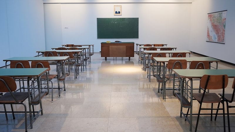 Modernes Klassenzimmer mit ergonomischen Schulmöbeln