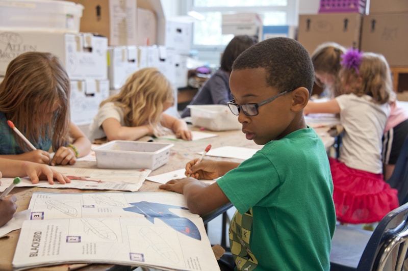 Weiterführende Schule mit modernen Schulmöbeln